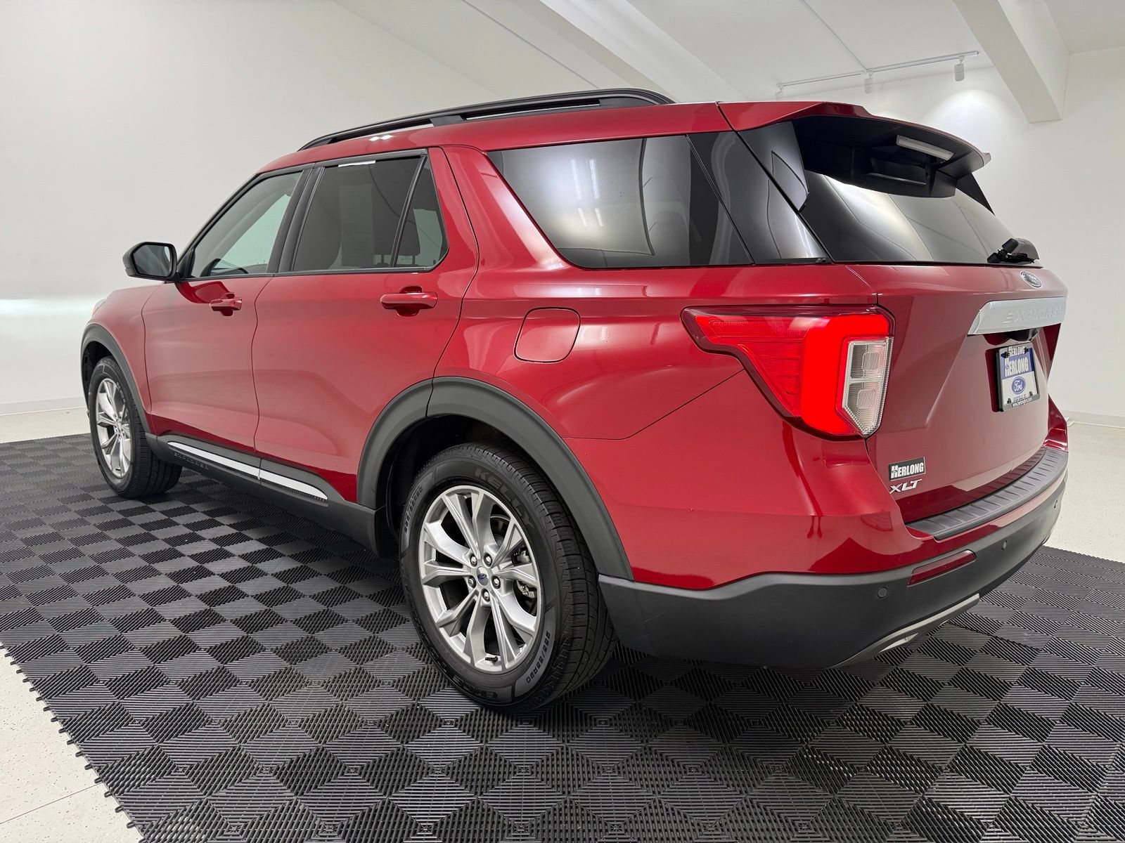 Used 2021 Ford Explorer XLT w/ Equipment Group 202A RWD image 6