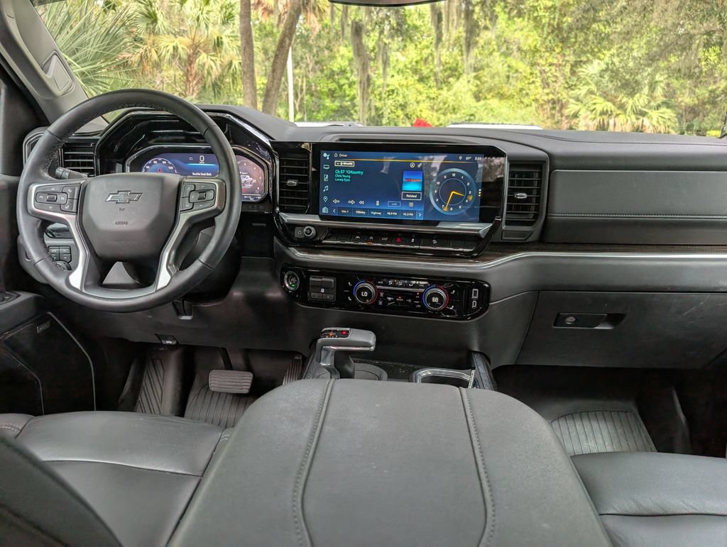 Used 2025 Chevrolet Silverado 1500 LT Trail Boss w/ Dark Appearance Package AWD/4WD image 15