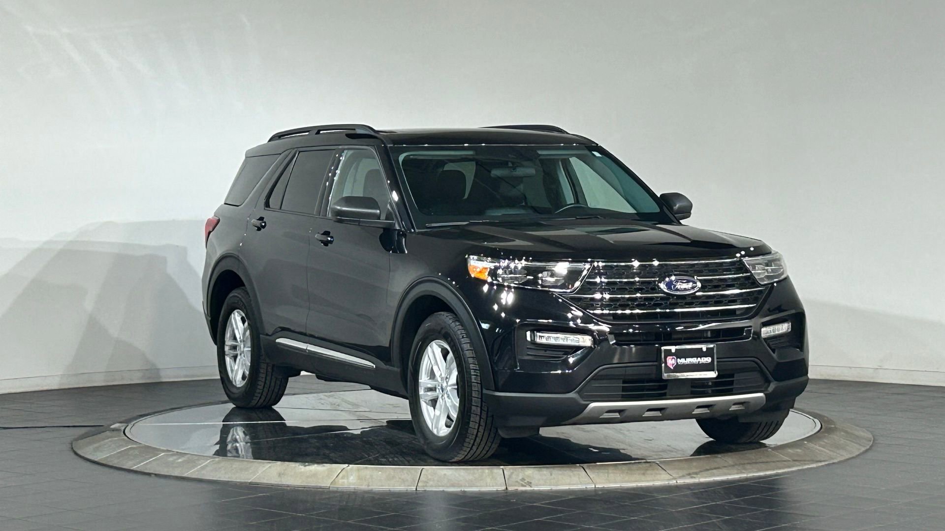 Used 2023 Ford Explorer XLT w/ Equipment Group 202A AWD/4WD image 2