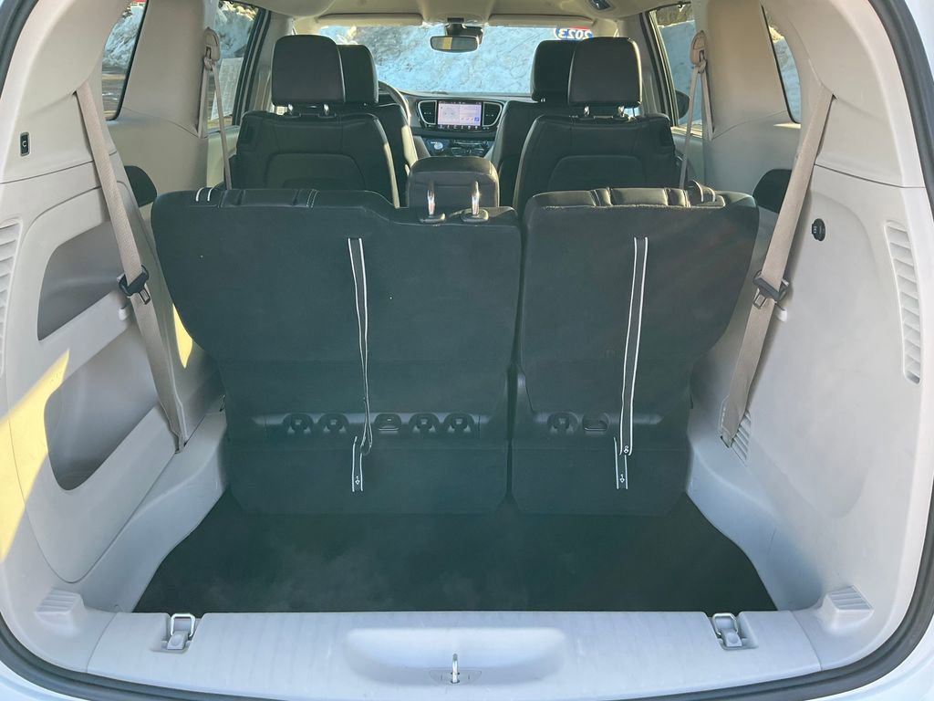 Used 2023 Chrysler Pacifica Touring-L image 27