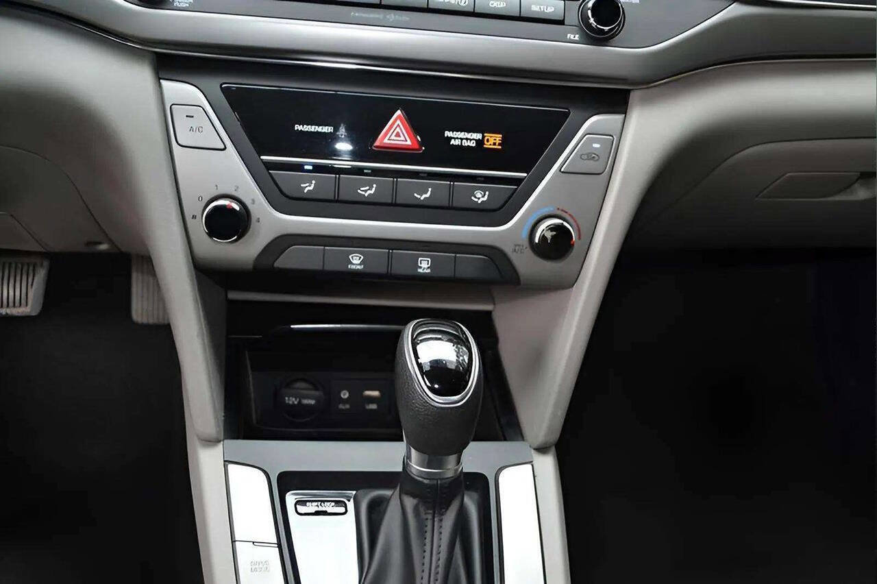 Used 2017 Hyundai Elantra SE image 23