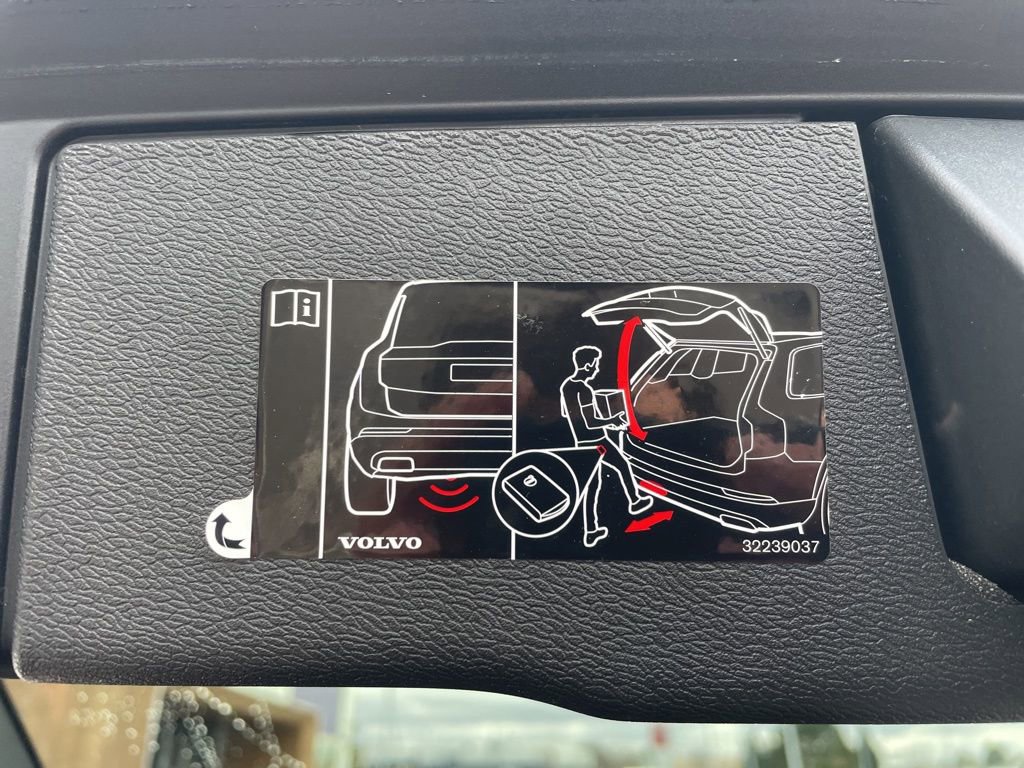 Used 2021 Volvo XC60 T5 Momentum w/ Premium Package image 8