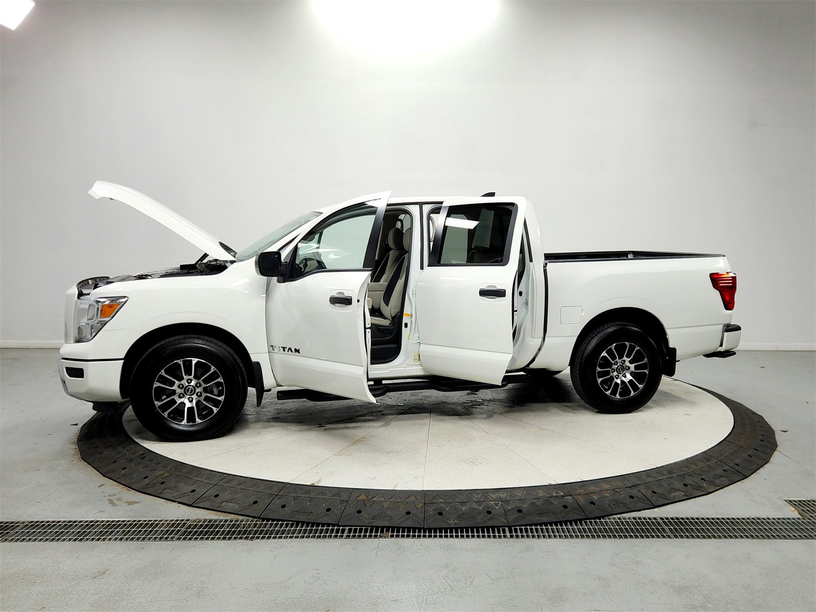 Used 2023 Nissan Titan SV w/ Accessory Utility Package image 12