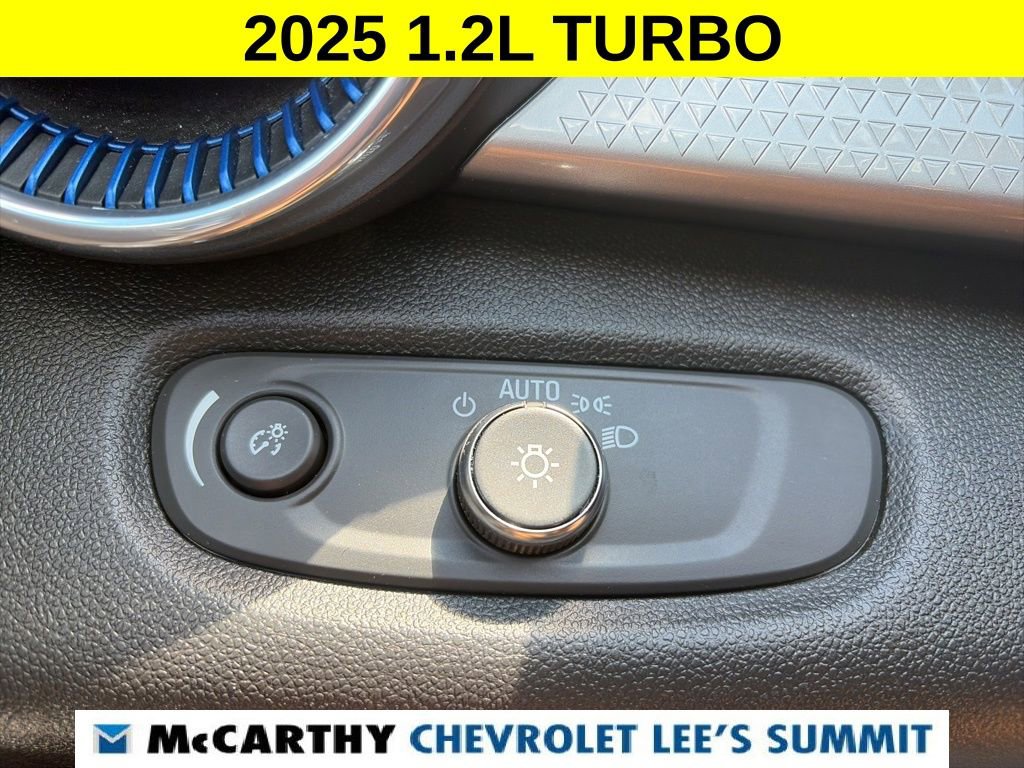 Used 2025 Chevrolet Trax LT FWD image 11
