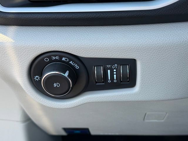 Used 2023 Chrysler Pacifica Touring-L image 12