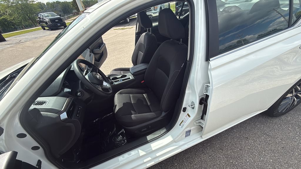 Used 2025 Nissan Altima 2.5 SV FWD image 33