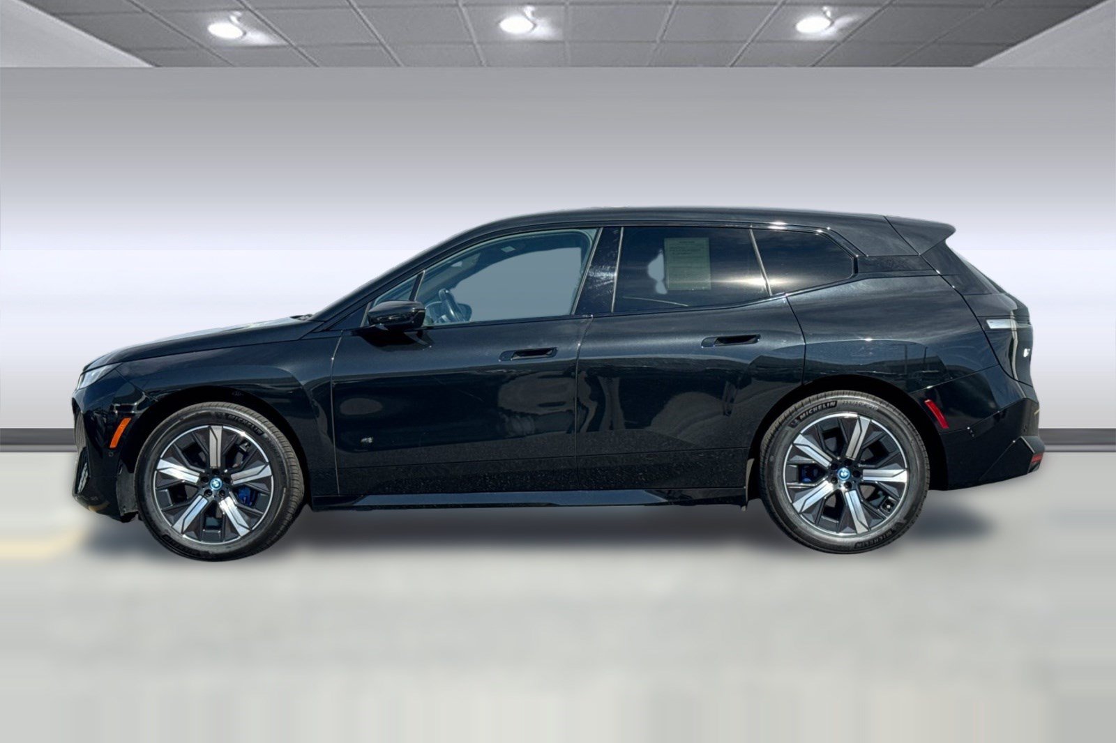 Used 2025 BMW iX xDrive50 AWD/4WD image 2