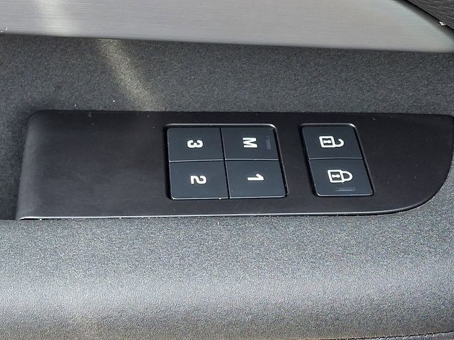 Used 2024 Land Rover Discovery Dynamic SE image 29