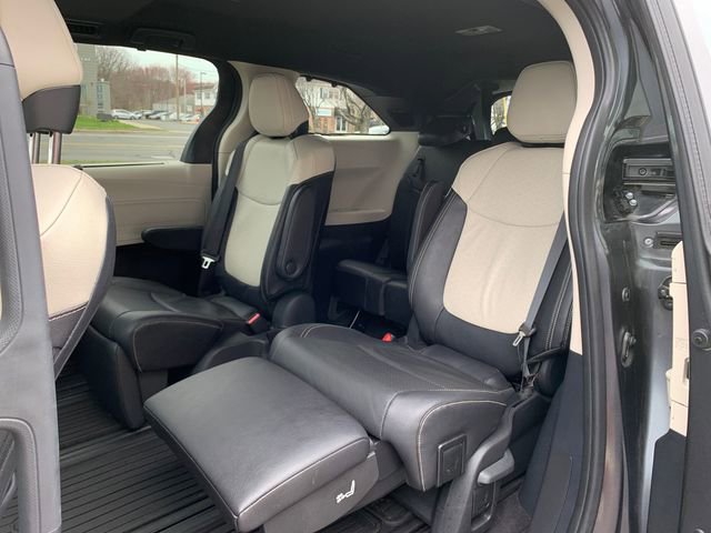 Used 2025 Toyota Sienna Limited image 26