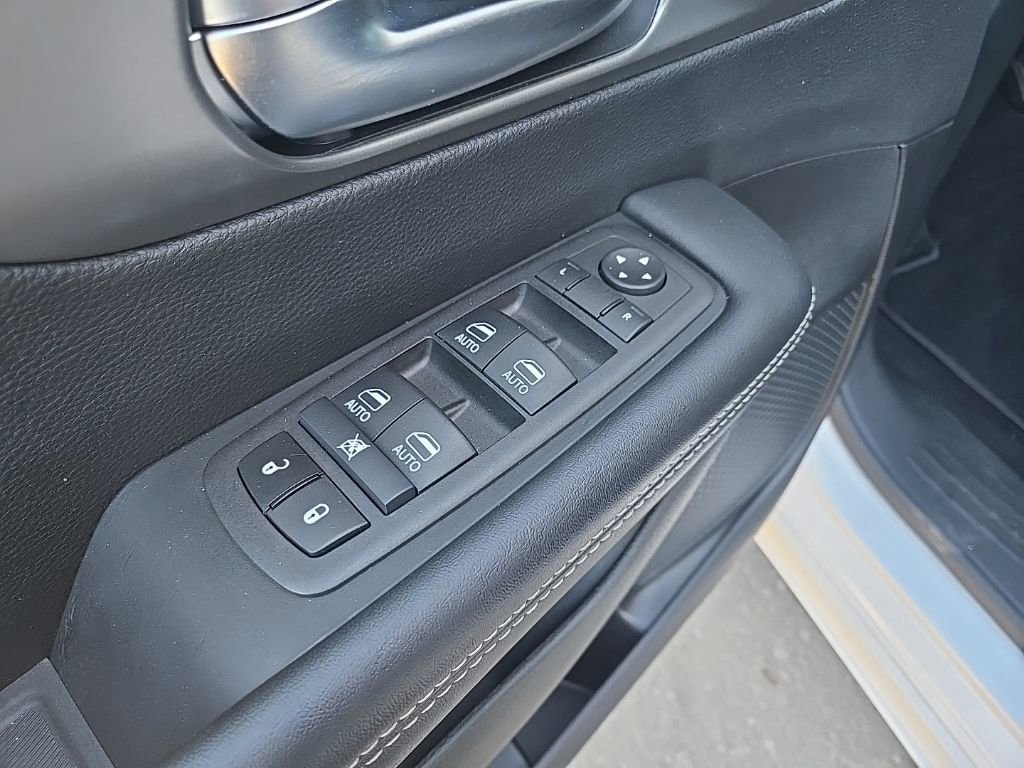 Used 2025 Chrysler Pacifica Select image 28