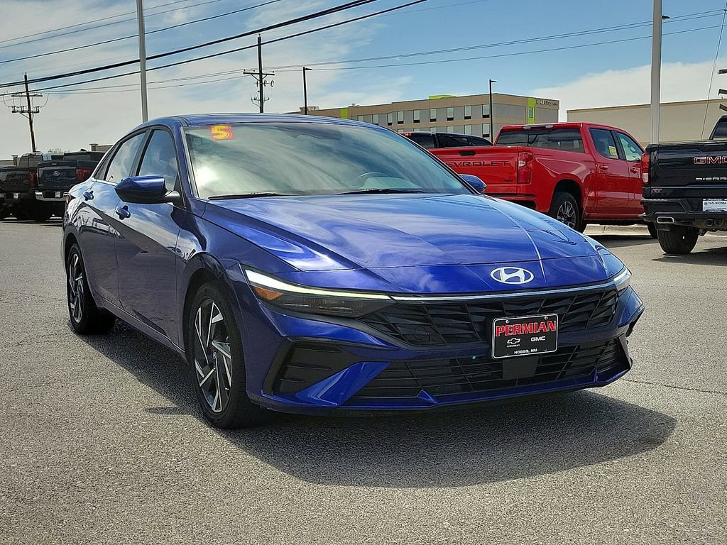 Used 2025 Hyundai Elantra SEL FWD image 2