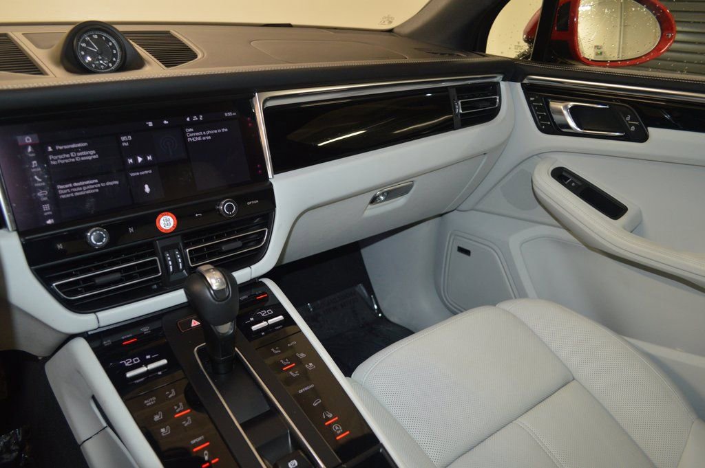 Certified 2025 Porsche Macan image 24