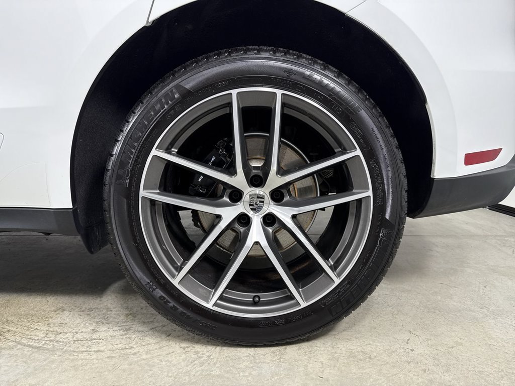 Certified 2025 Porsche Macan AWD/4WD image 14