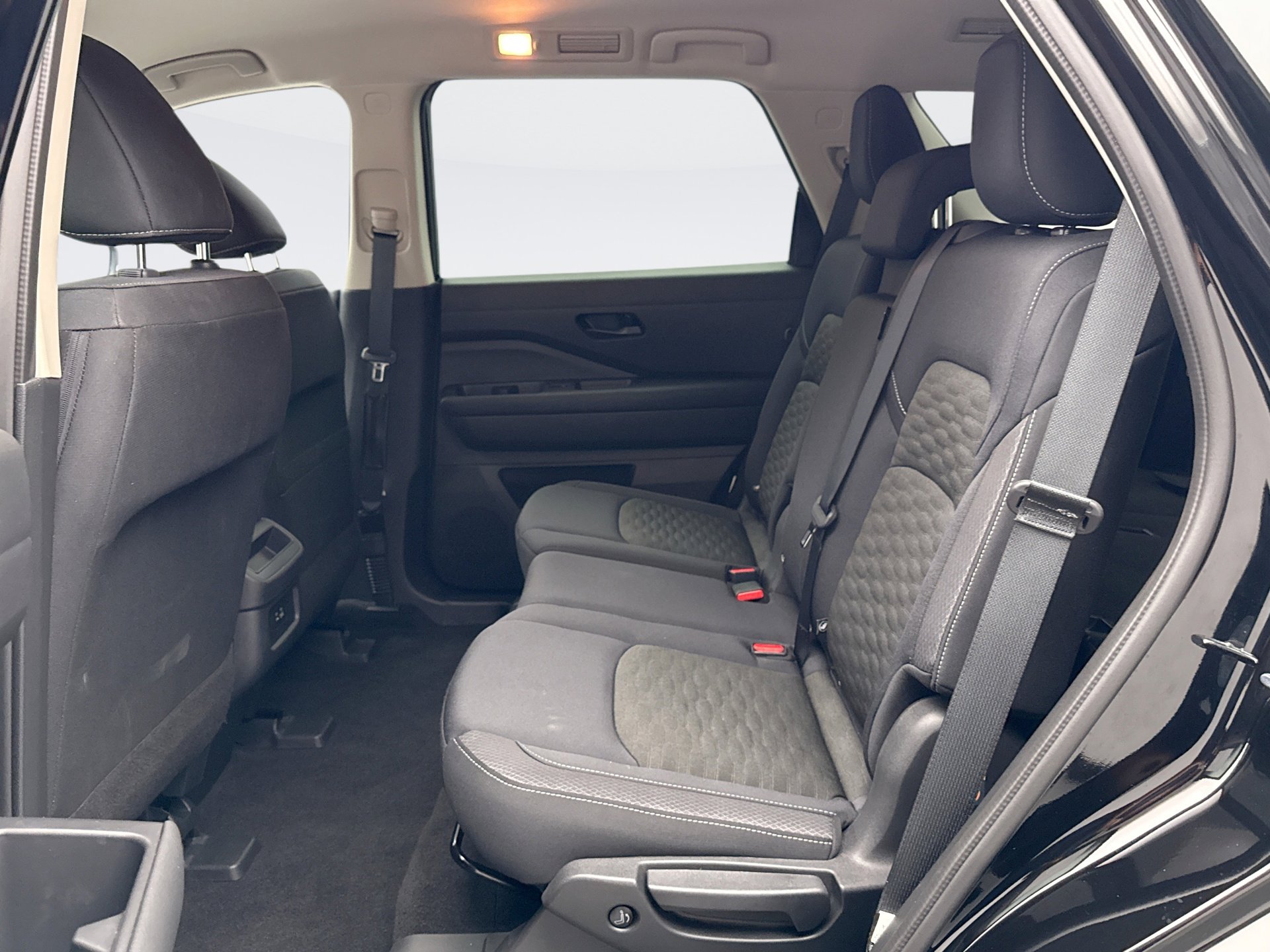 Used 2024 Nissan Pathfinder S image 17