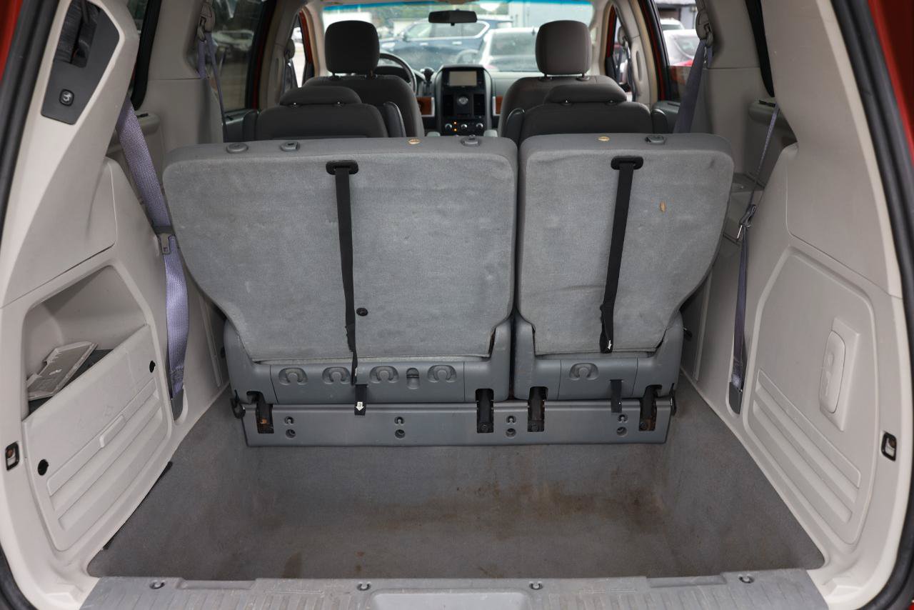 Used 2008 Chrysler Town & Country Touring w/ Entertainment Group #2 FWD image 27