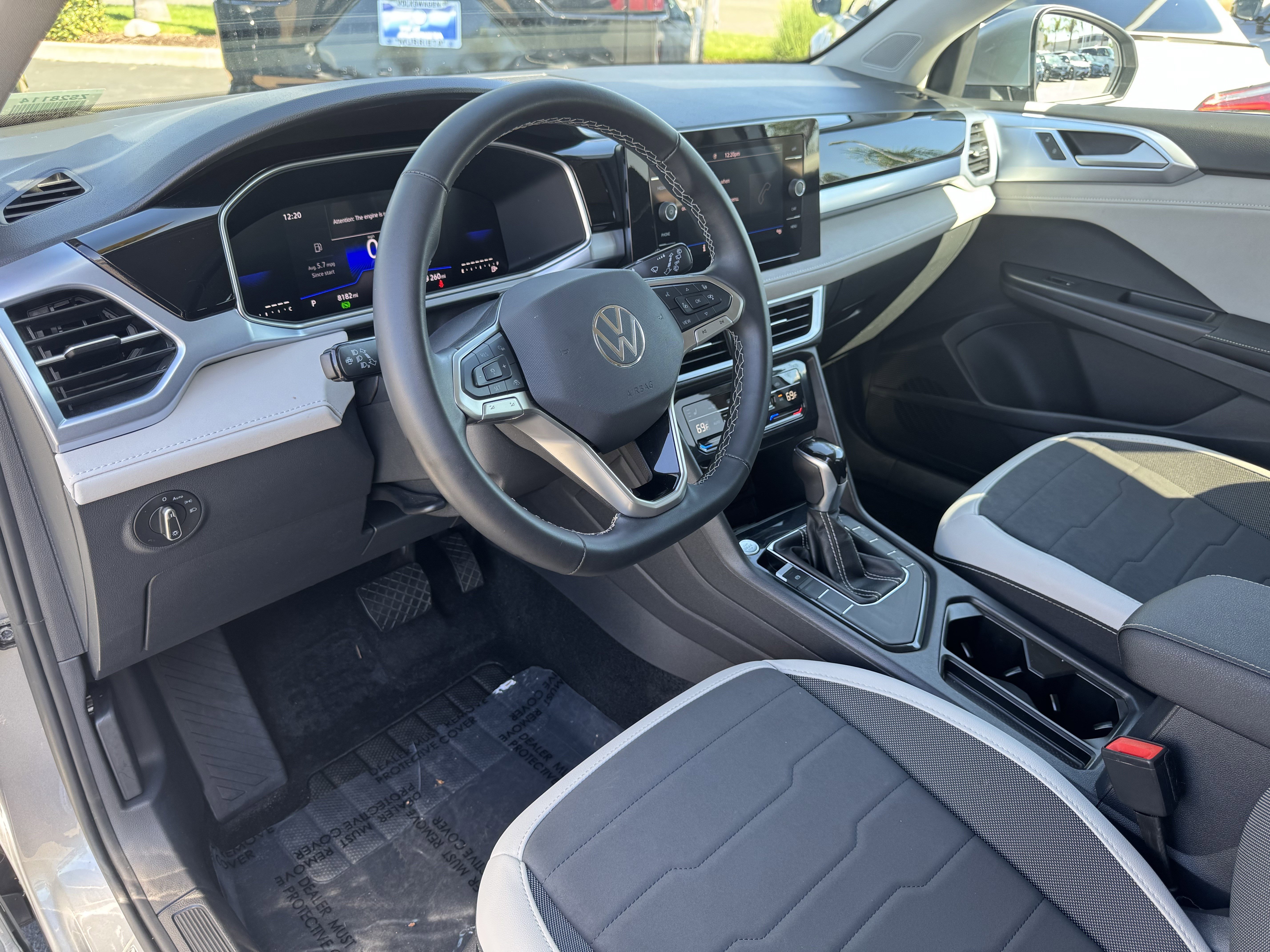 Used 2025 Volkswagen Taos SE image 16
