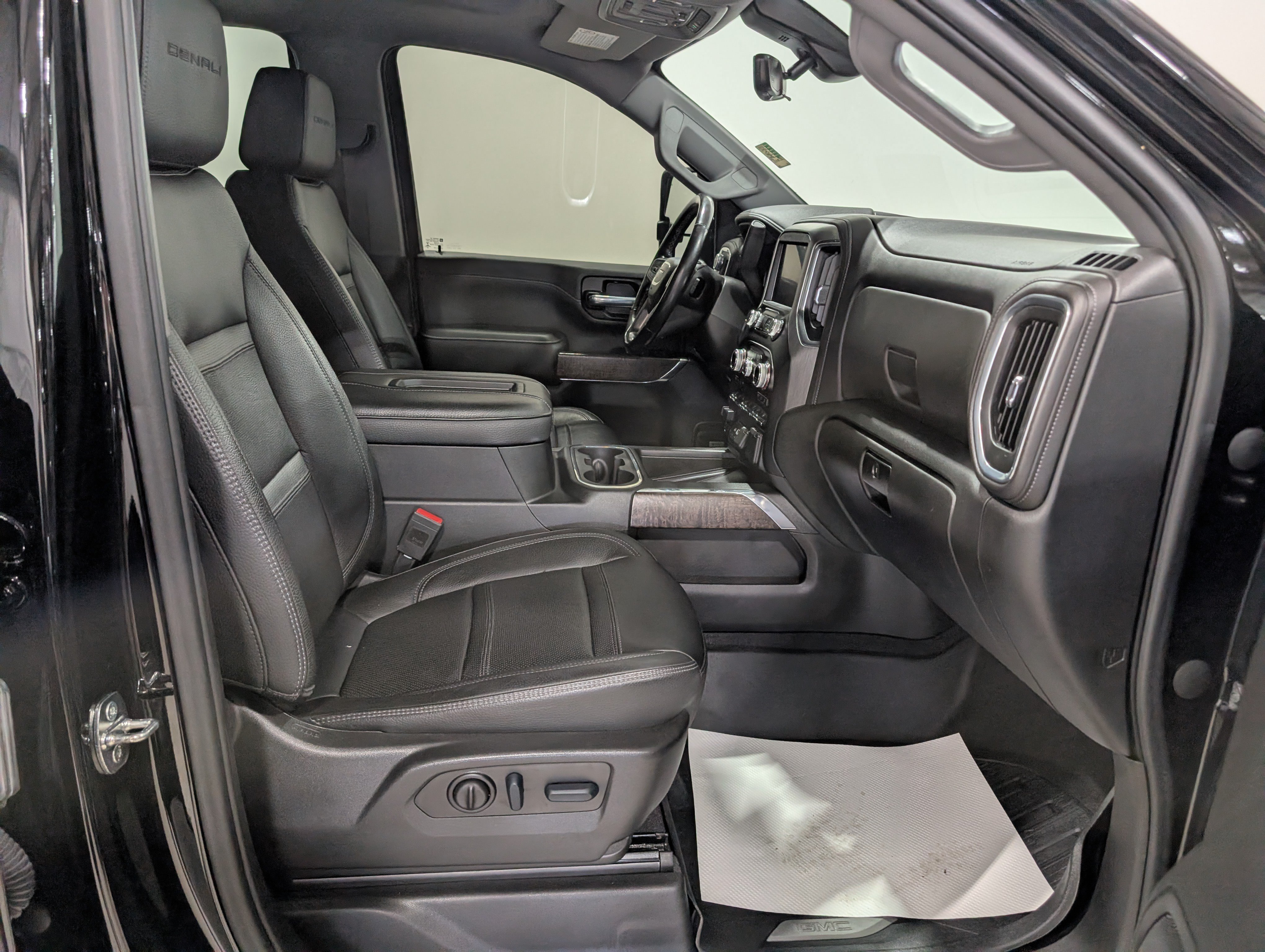 Used 2022 GMC Sierra 3500 Denali w/ Denali Ultimate Package AWD/4WD image 21