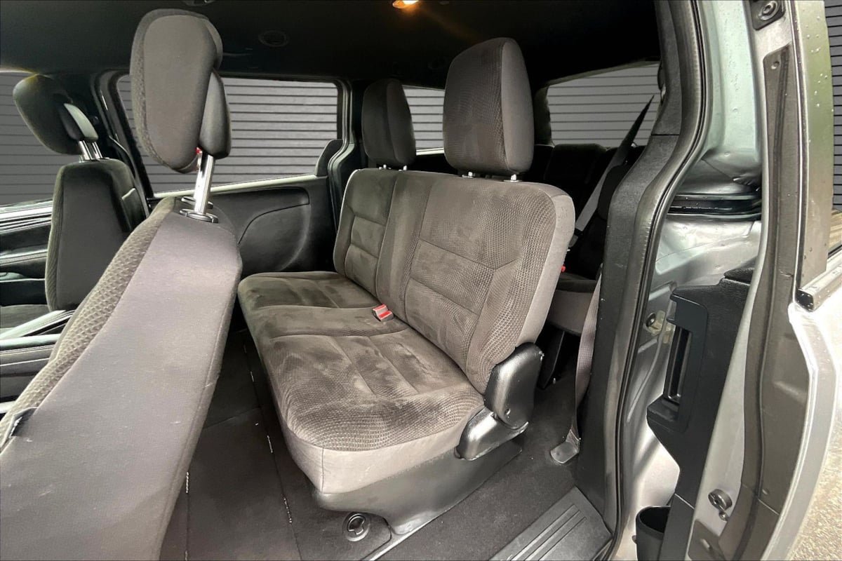 Used 2018 Dodge Grand Caravan SE FWD image 20
