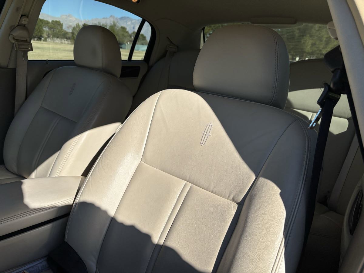 Used 2004 Lincoln Town Car Ultimate RWD image 9