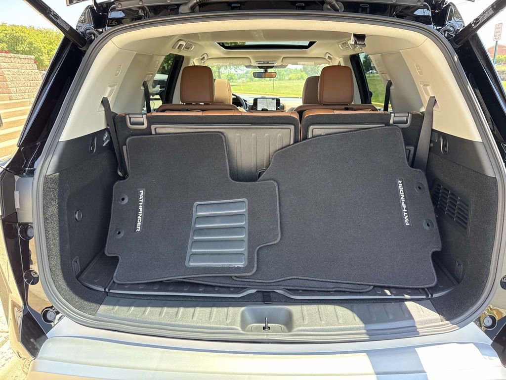 Used 2025 Nissan Pathfinder Platinum AWD/4WD image 25