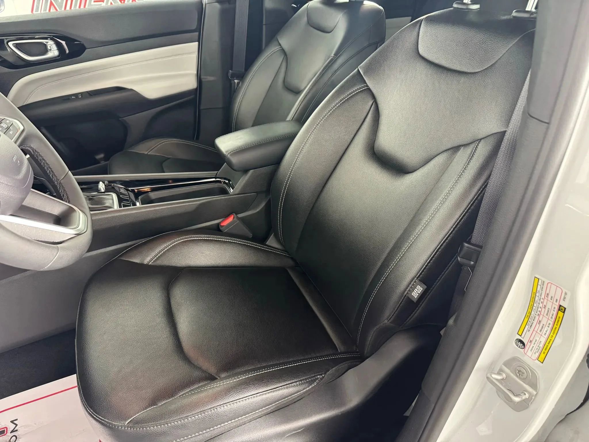 Used 2025 Jeep Compass Limited image 32