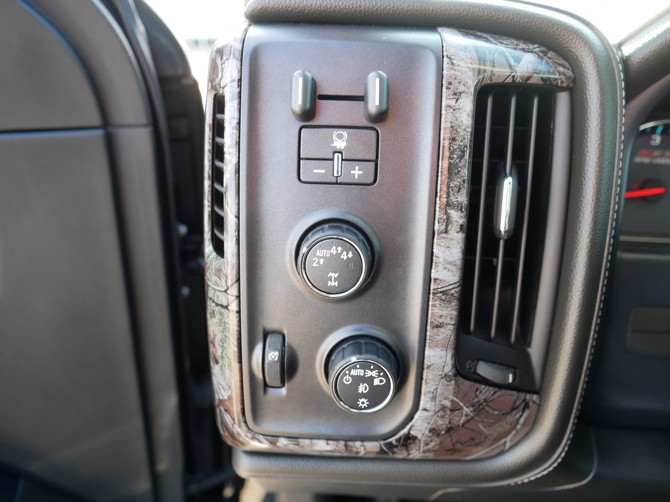 Used 2017 Chevrolet Silverado 1500 LTZ Z71 w/ Realtree Edition AWD/4WD image 26