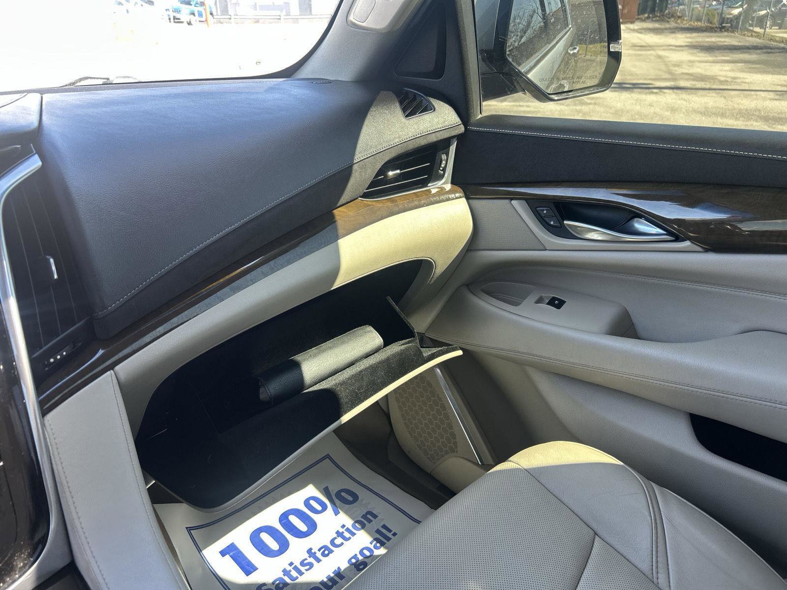 Used 2018 Cadillac Escalade Luxury AWD/4WD image 17