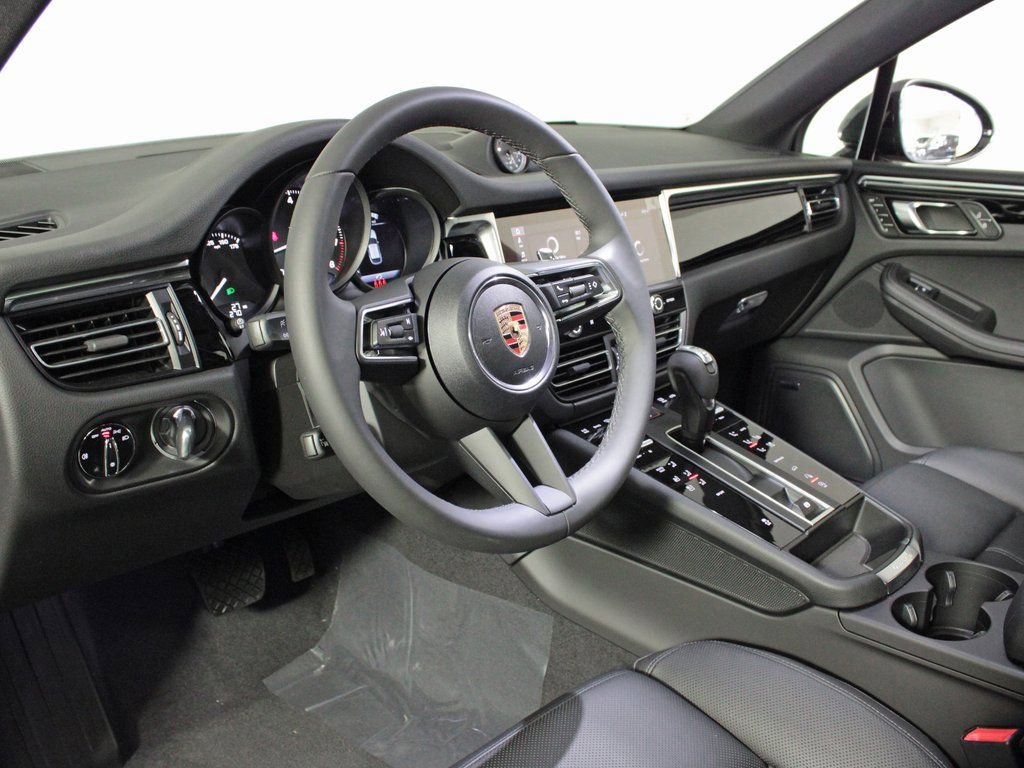 Certified 2025 Porsche Macan image 4