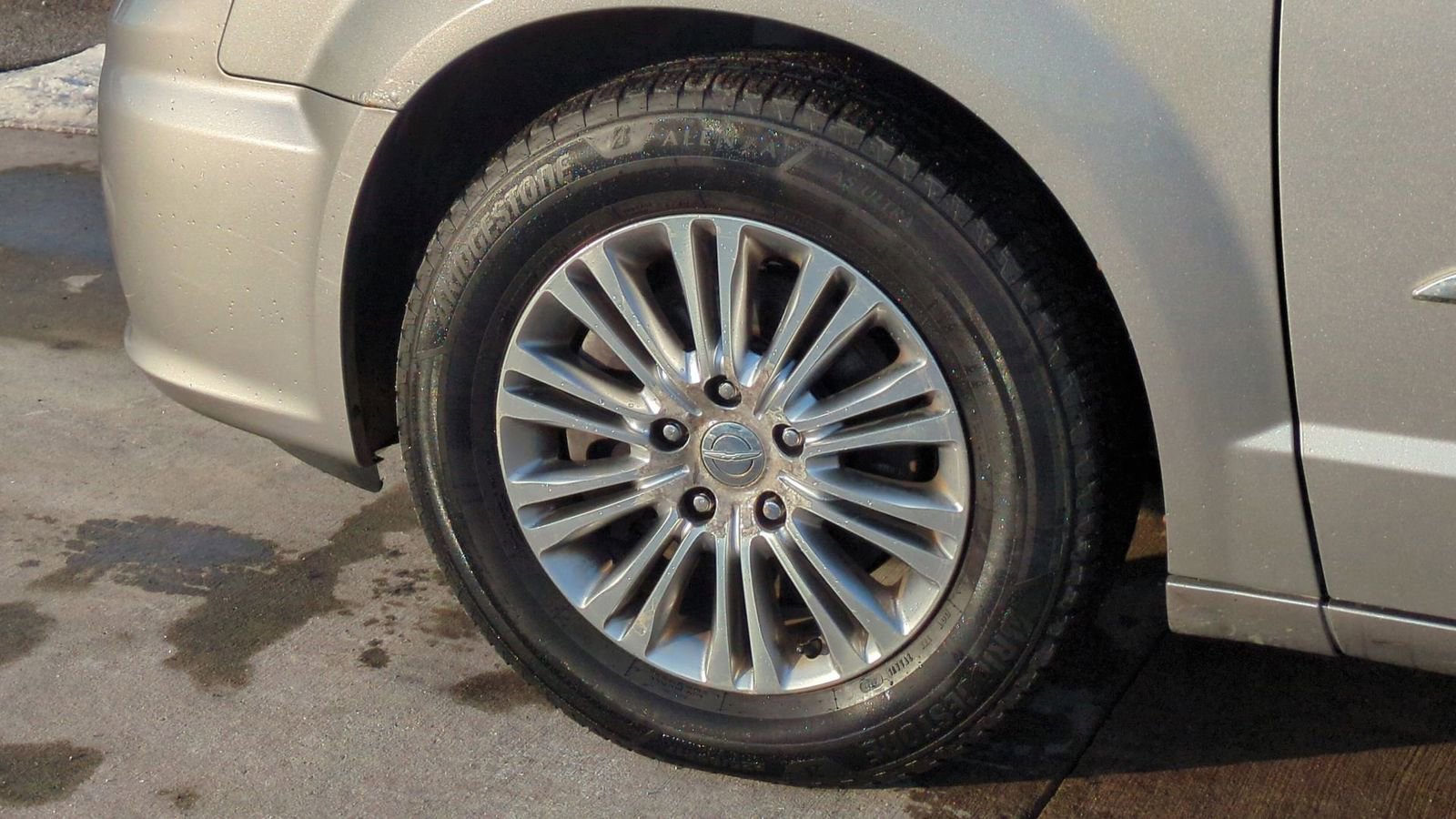 Used 2014 Chrysler Town & Country Touring-L image 14