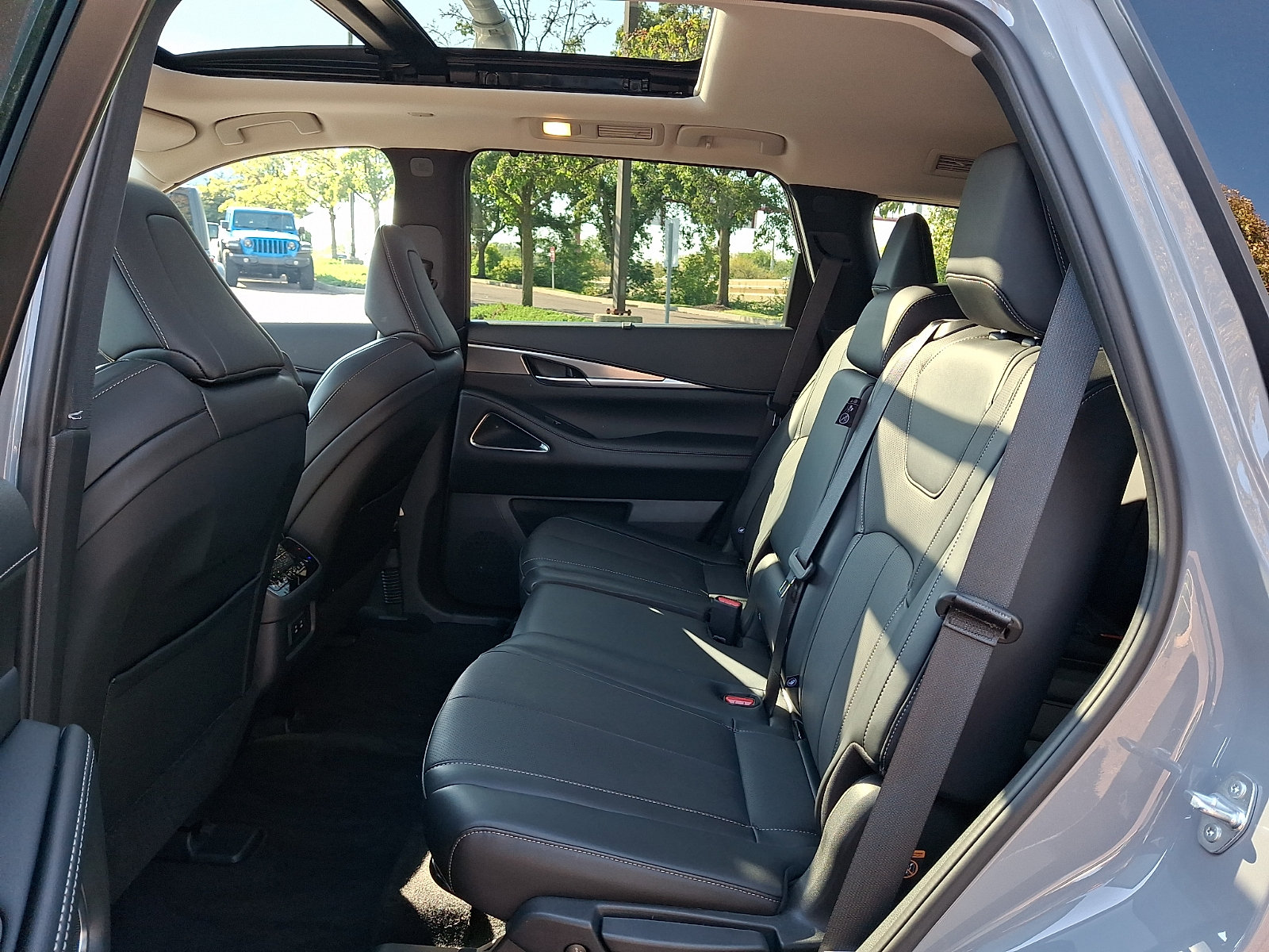 Certified 2026 INFINITI QX60 Luxe w/ Cargo Package AWD/4WD image 11