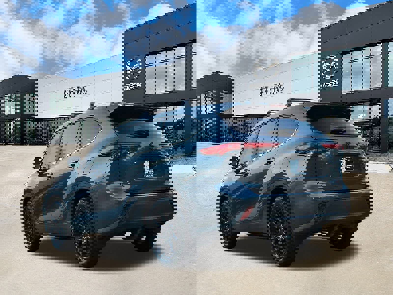 Used 2023 Toyota Highlander LE image 2