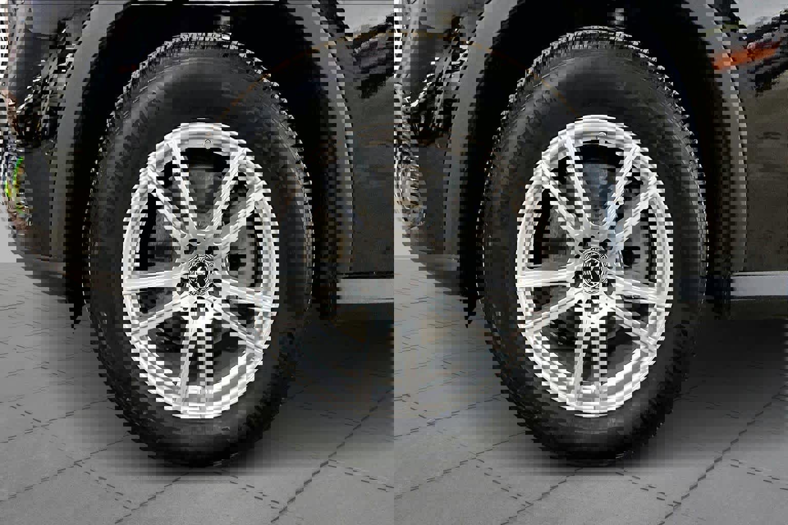 Used 2025 Mercedes-Benz GLC 300 4MATIC image 11