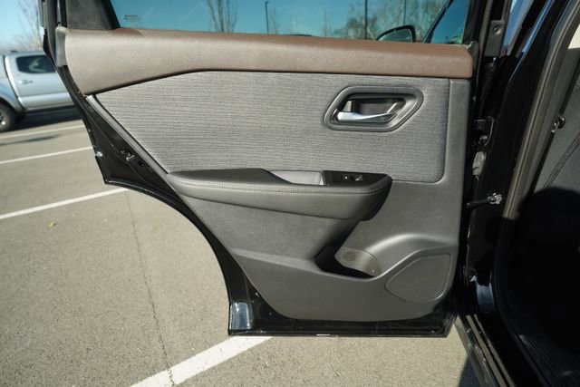 Used 2023 Nissan Rogue SV image 16