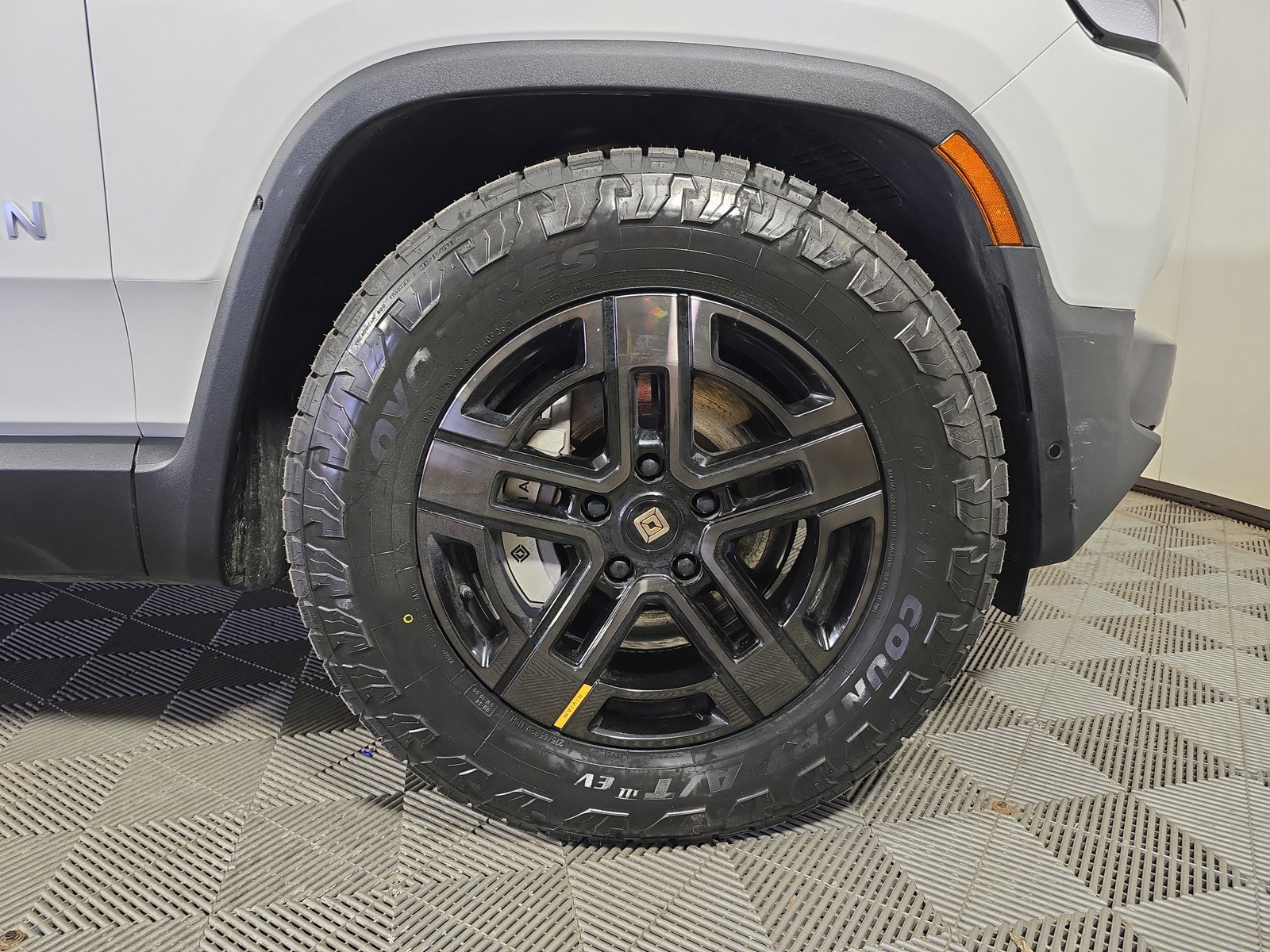 Used 2024 Rivian R1S Adventure AWD/4WD image 11