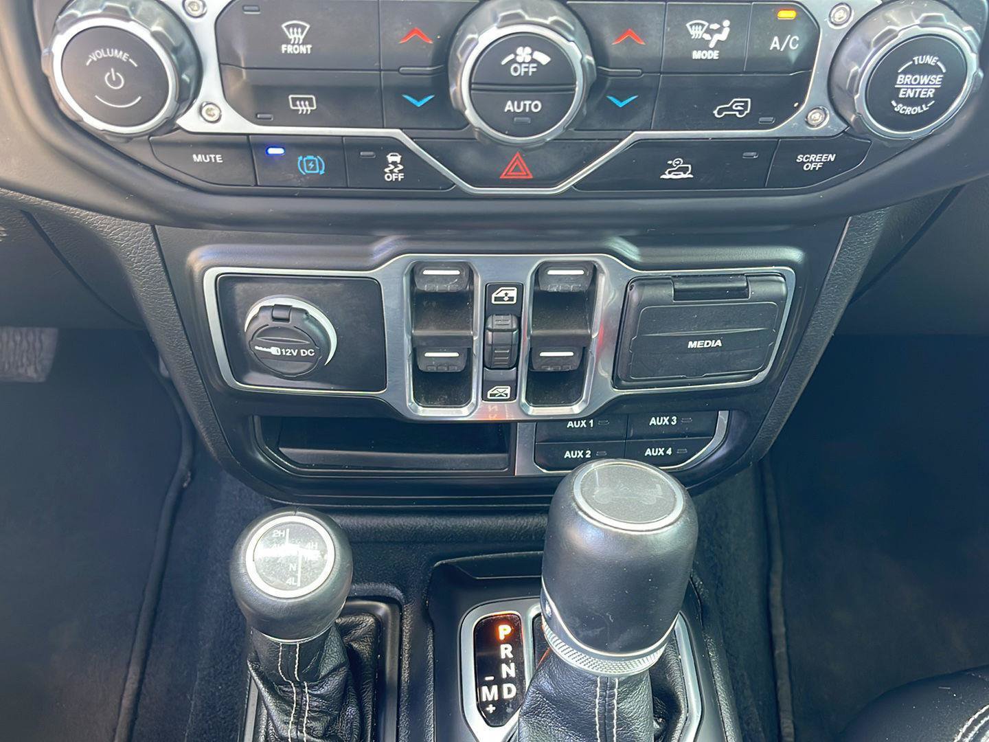 Used 2023 Jeep Wrangler Unlimited Sahara AWD/4WD image 17