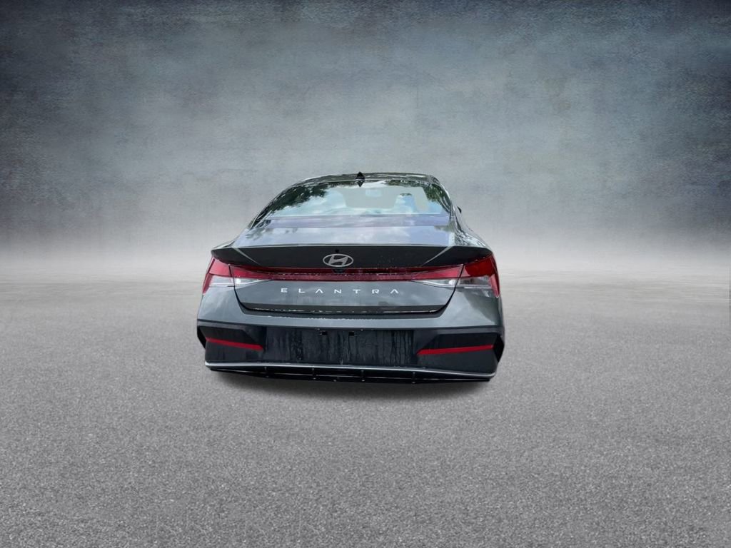 Used 2025 Hyundai Elantra SE image 20