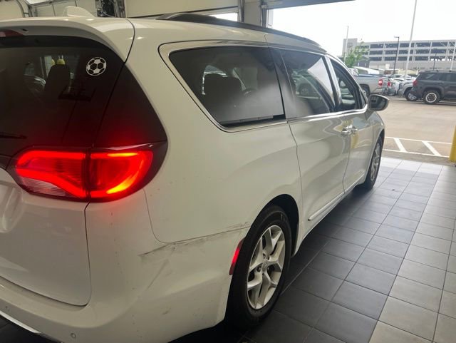 Used 2017 Chrysler Pacifica Touring-L FWD image 7