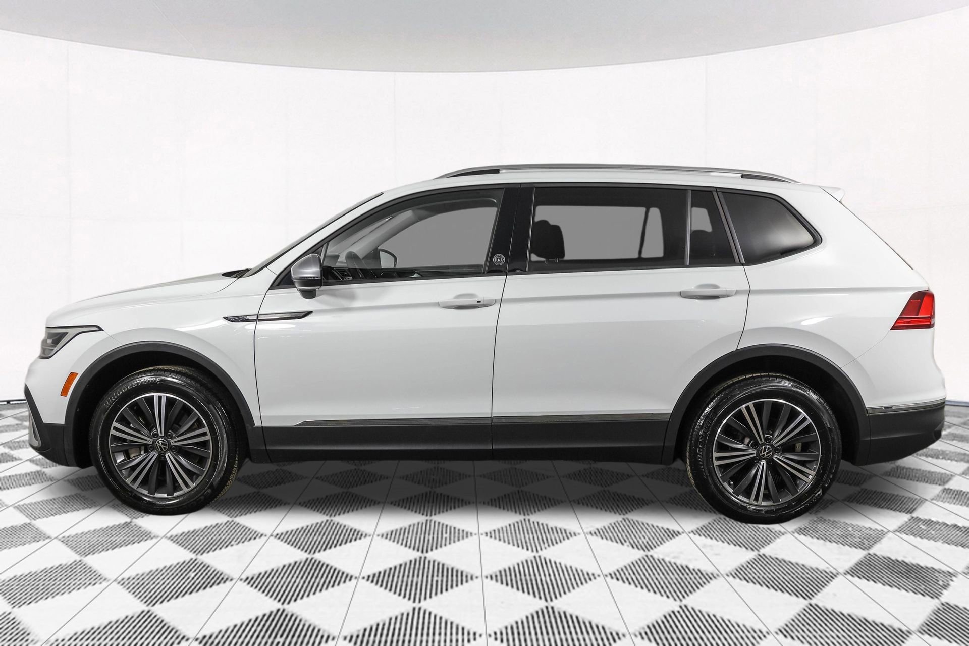 Used 2024 Volkswagen Tiguan Wolfsburg Edition image 19