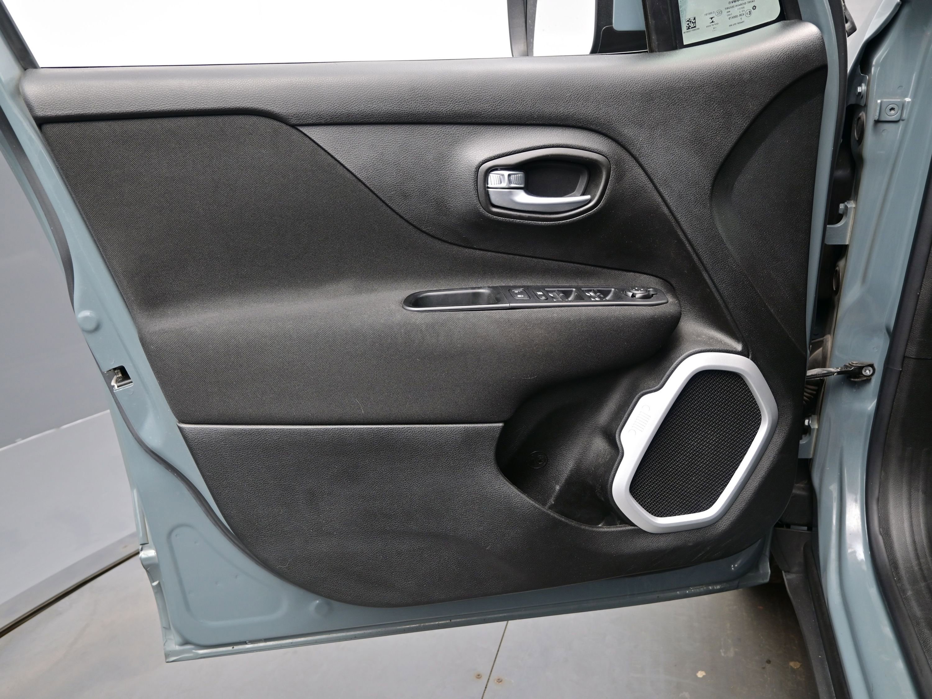 Used 2018 Jeep Renegade Latitude w/ Cold Weather Group image 9