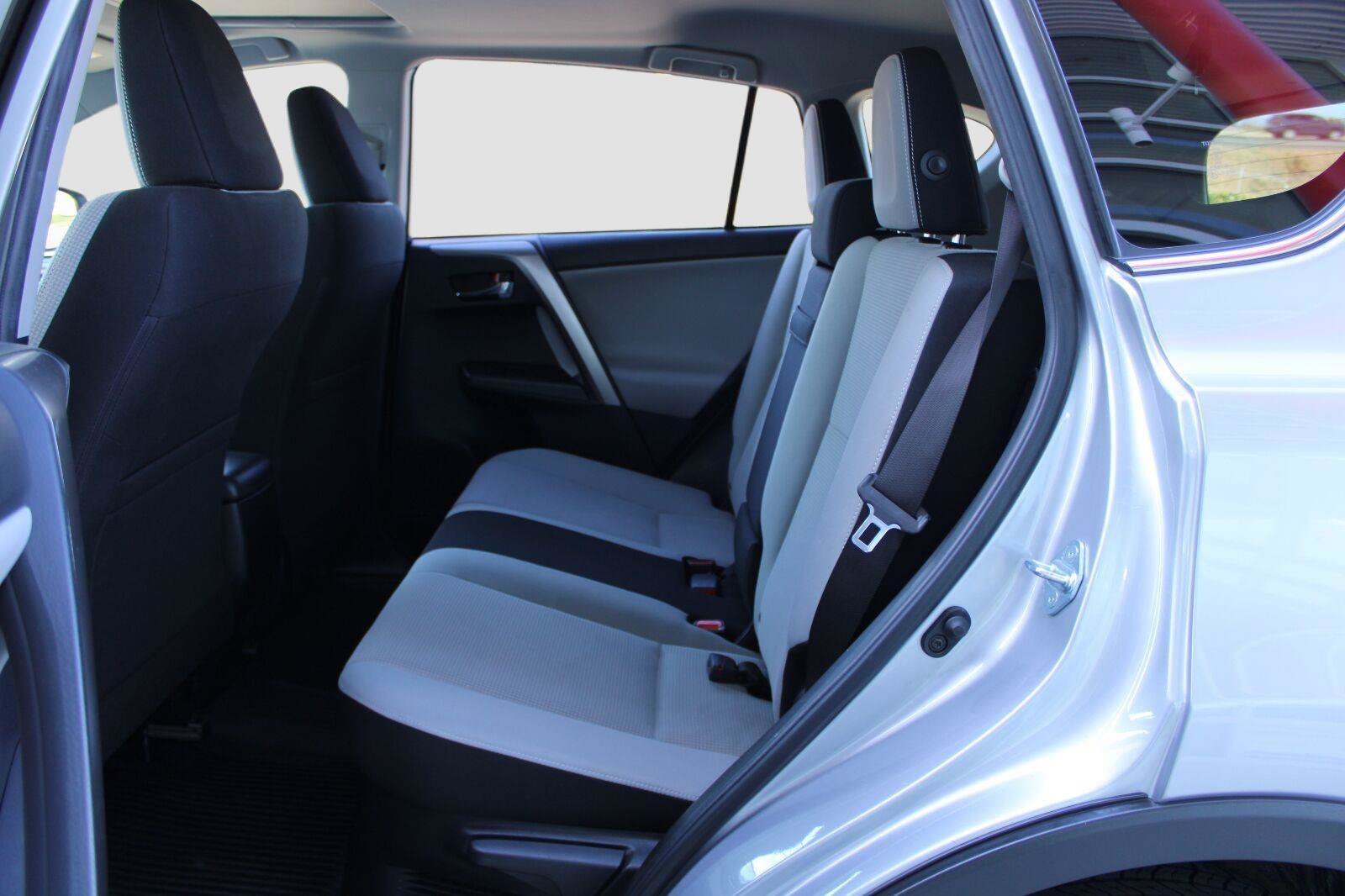 Used 2018 Toyota RAV4 XLE AWD/4WD image 36