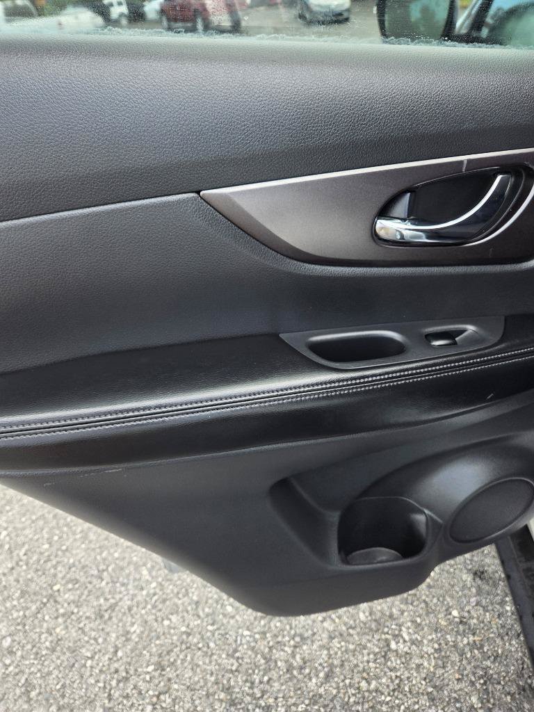 Used 2016 Nissan Rogue SV FWD image 9