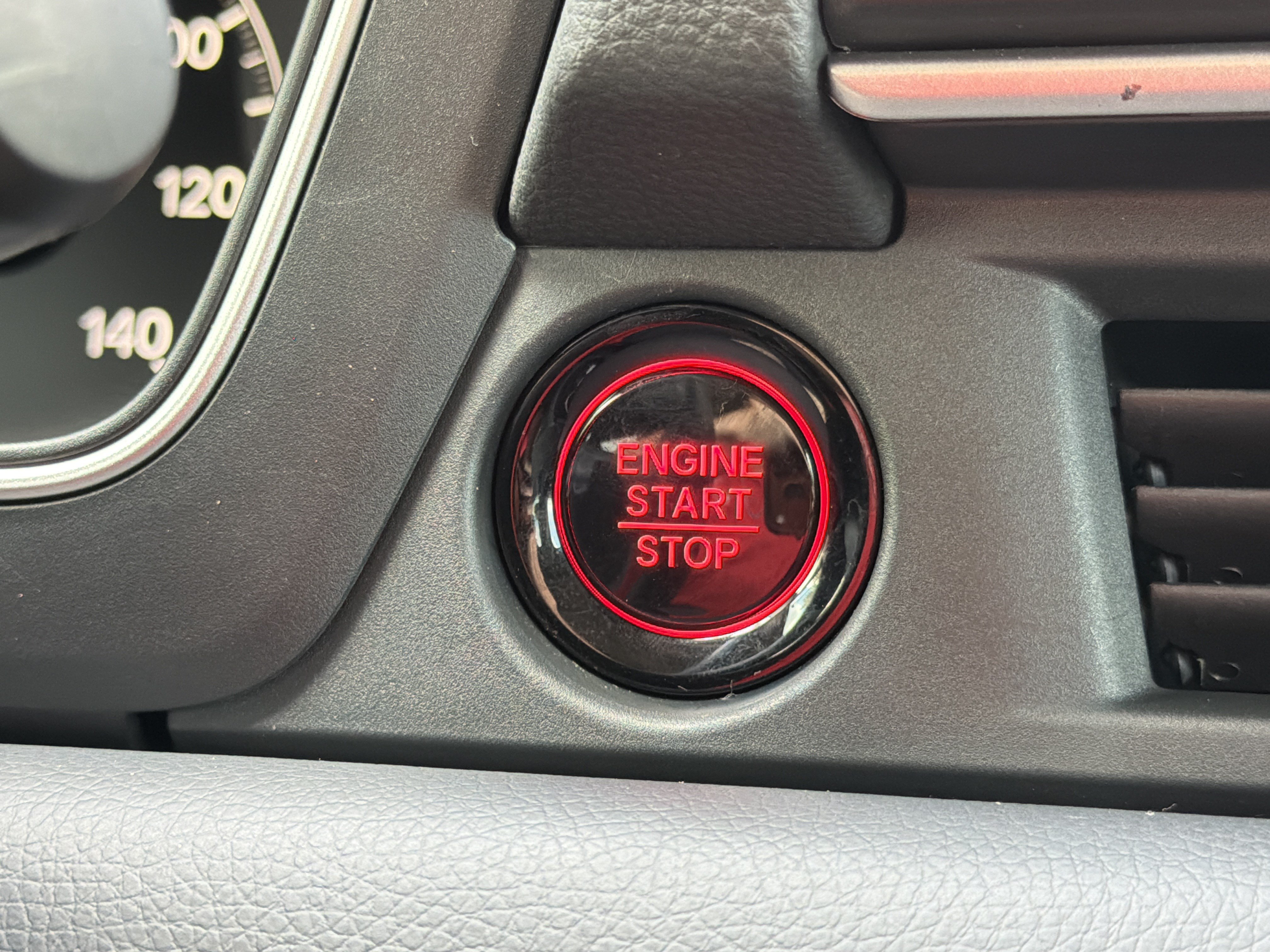 Used 2023 Honda Pilot Touring image 11