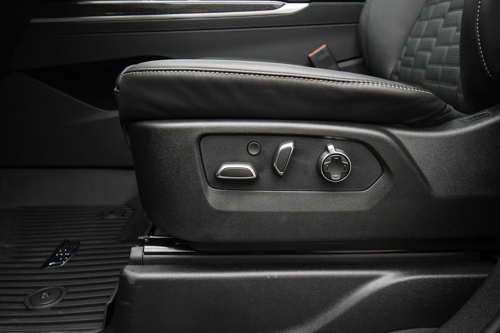 Used 2025 Cadillac Escalade V w/ LPO, ONYX Package image 46