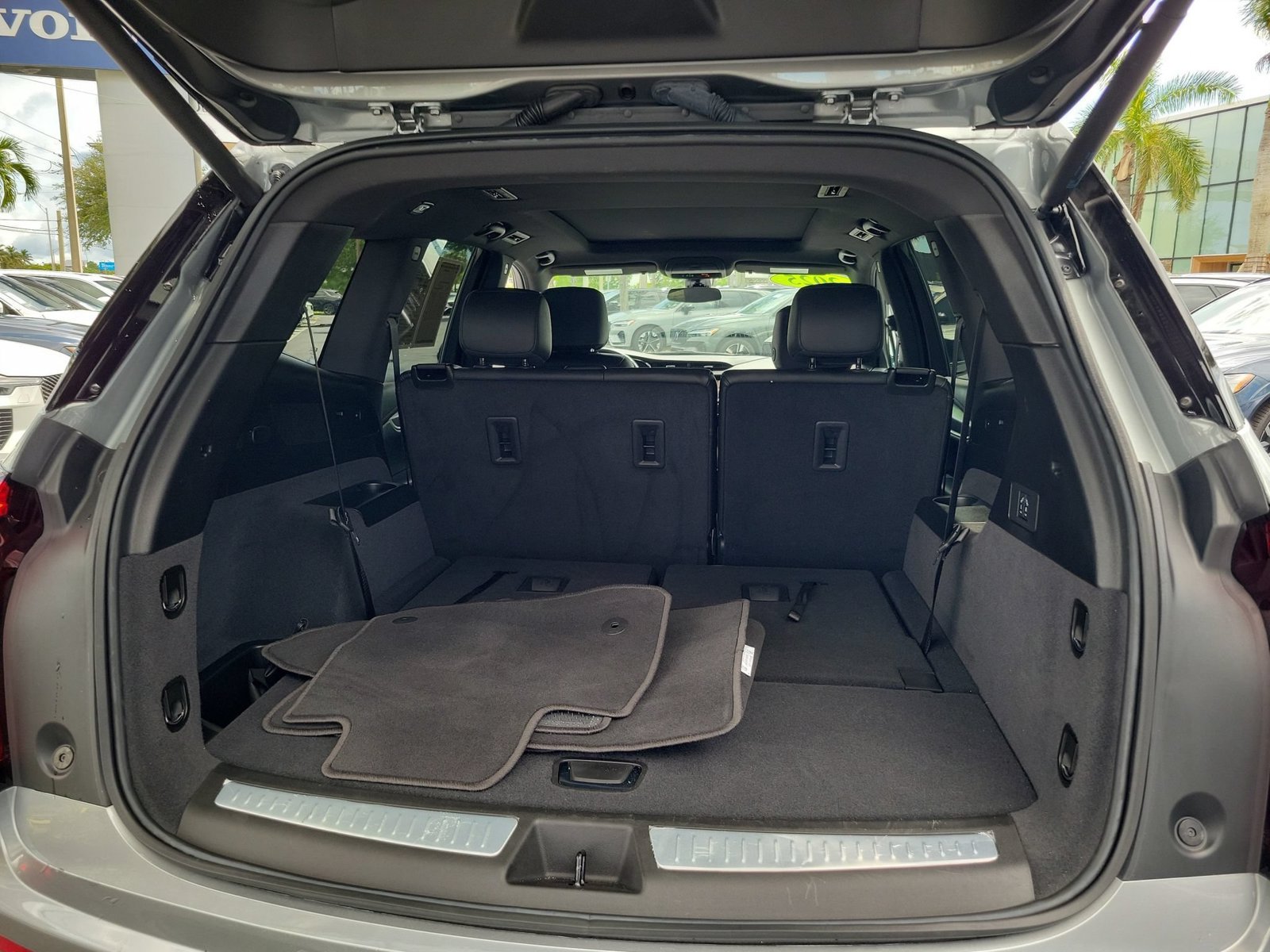 Used 2025 Cadillac XT6 Luxury FWD image 11