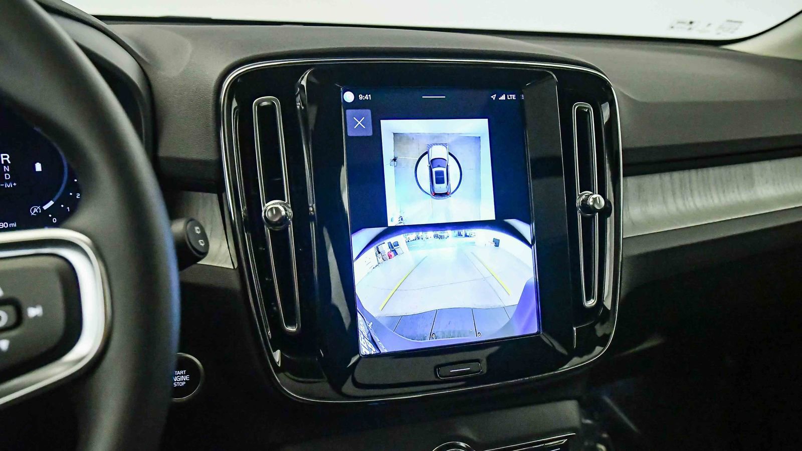 Certified 2025 Volvo XC40 B5 Plus w/ Protection Package Premier image 22