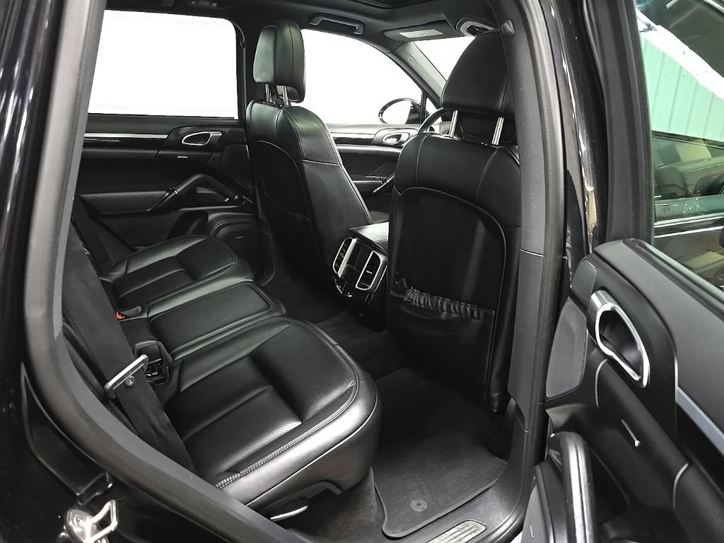 Used 2017 Porsche Cayenne Platinum Edition AWD/4WD image 18