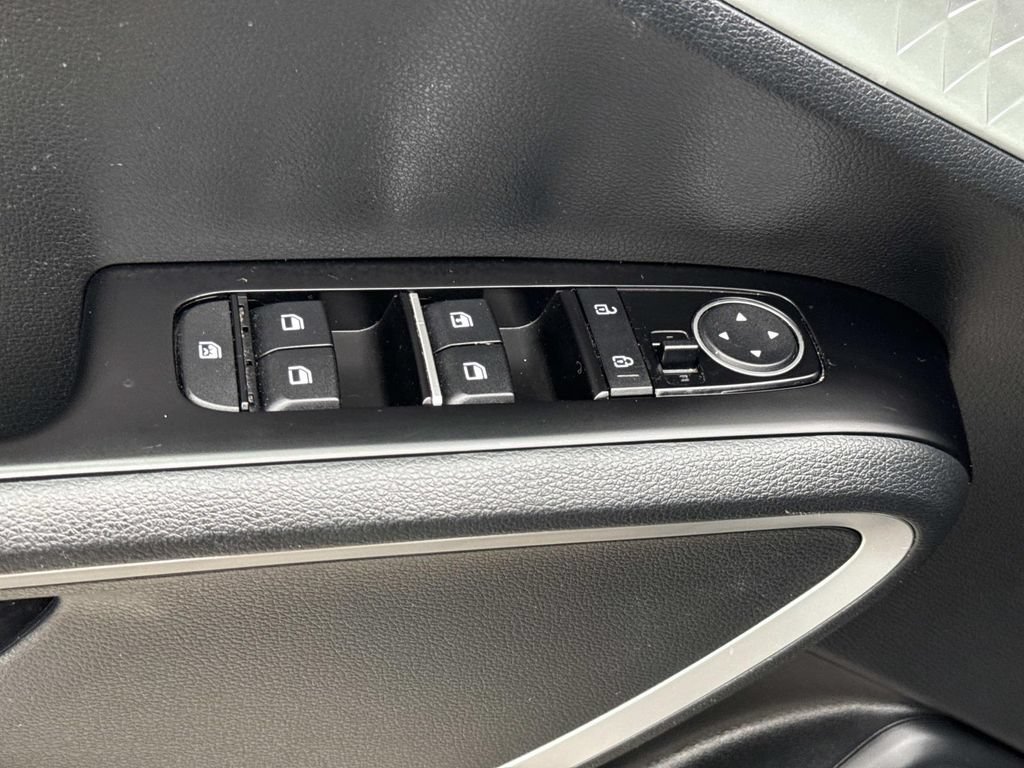 Used 2023 Kia Soul LX w/ Option Group 015 FWD image 19