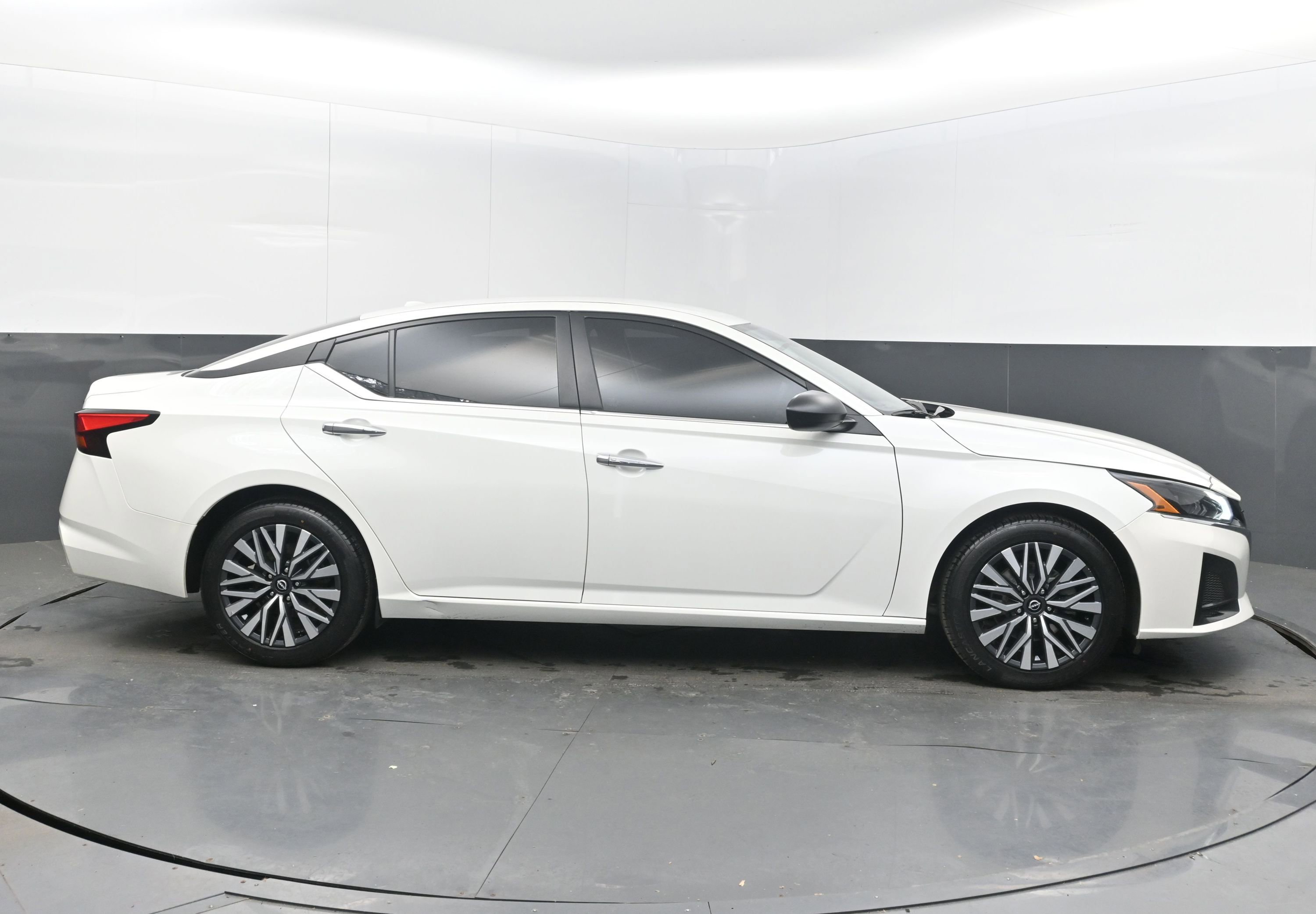 Used 2024 Nissan Altima 2.5 SV image 8