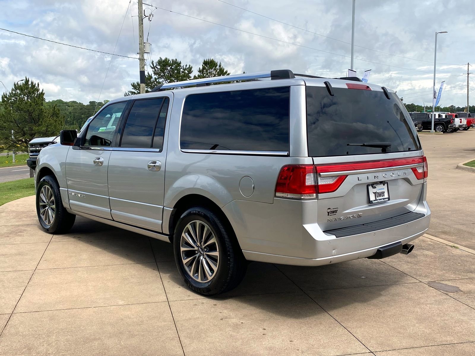 Used 2017 Lincoln Navigator L Select RWD image 4