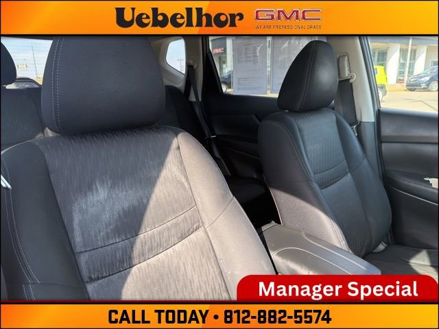 Used 2017 Nissan Rogue SV w/ SV Premium Package image 4